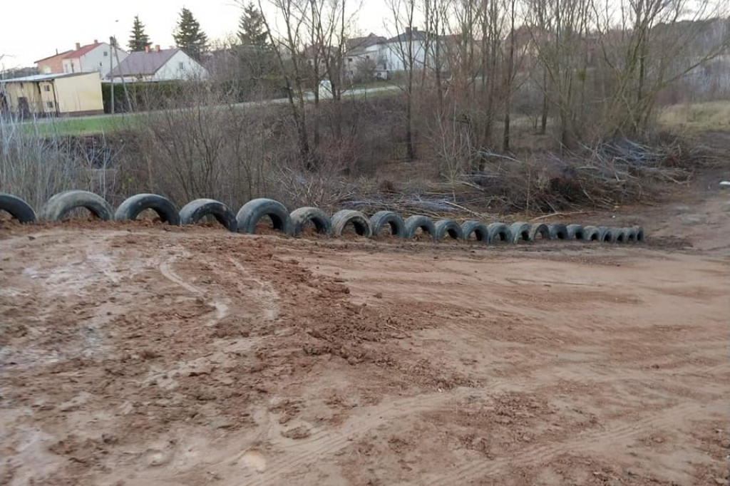Wcześniej zarośnięty i zaśmiecony. Teraz nabiera nowego wyglądu i staje się miejscem do spotkań mieszkańców. [zdjęcia]