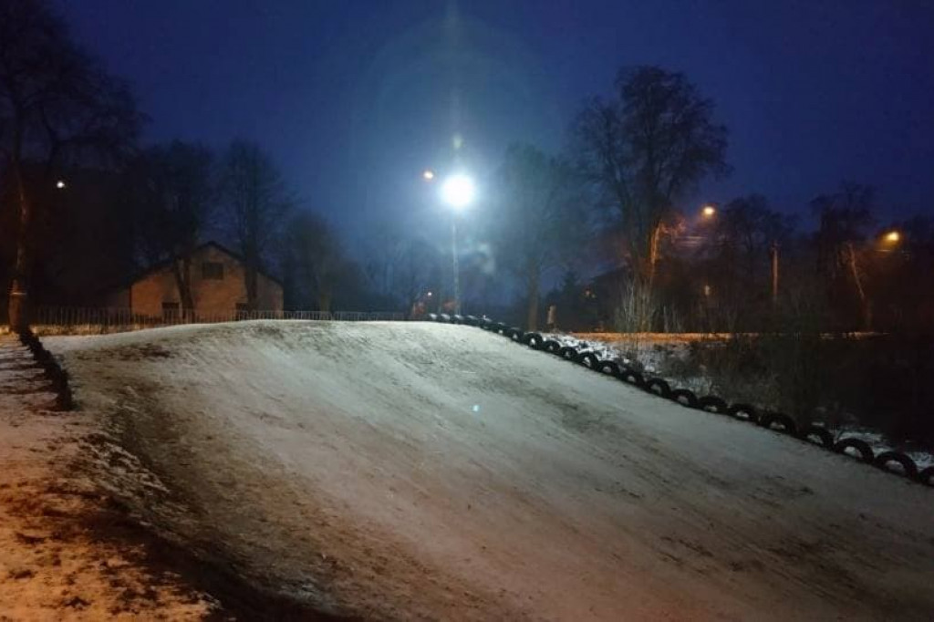 Wcześniej zarośnięty i zaśmiecony. Teraz nabiera nowego wyglądu i staje się miejscem do spotkań mieszkańców. [zdjęcia]