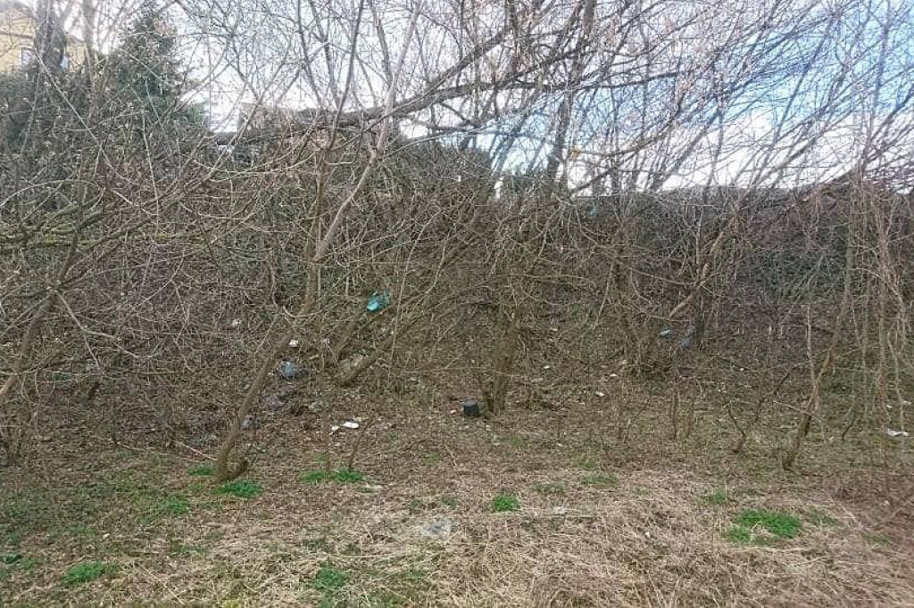 Wcześniej zarośnięty i zaśmiecony. Teraz nabiera nowego wyglądu i staje się miejscem do spotkań mieszkańców. [zdjęcia]