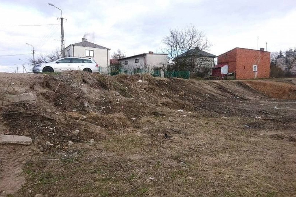 Wcześniej zarośnięty i zaśmiecony. Teraz nabiera nowego wyglądu i staje się miejscem do spotkań mieszkańców. [zdjęcia]