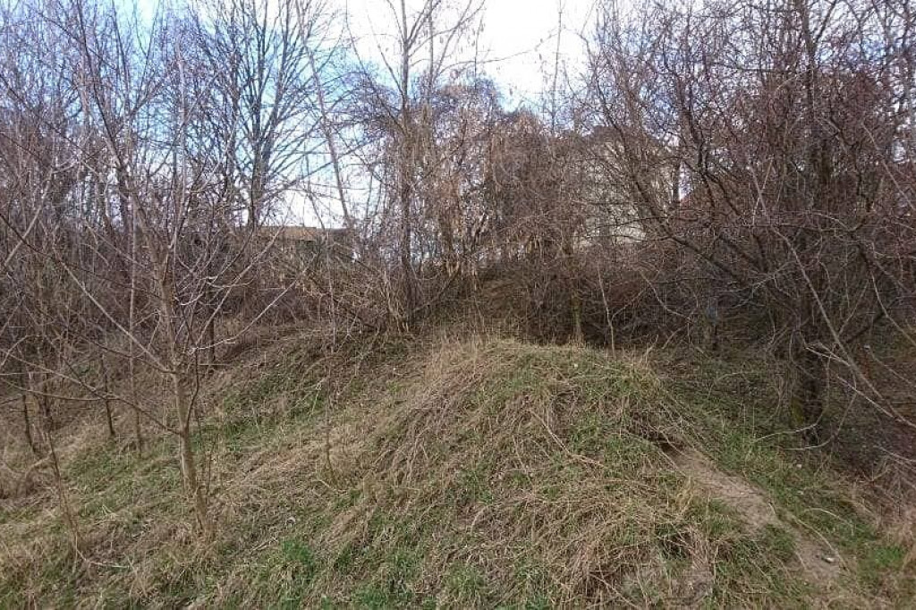 Wcześniej zarośnięty i zaśmiecony. Teraz nabiera nowego wyglądu i staje się miejscem do spotkań mieszkańców. [zdjęcia]