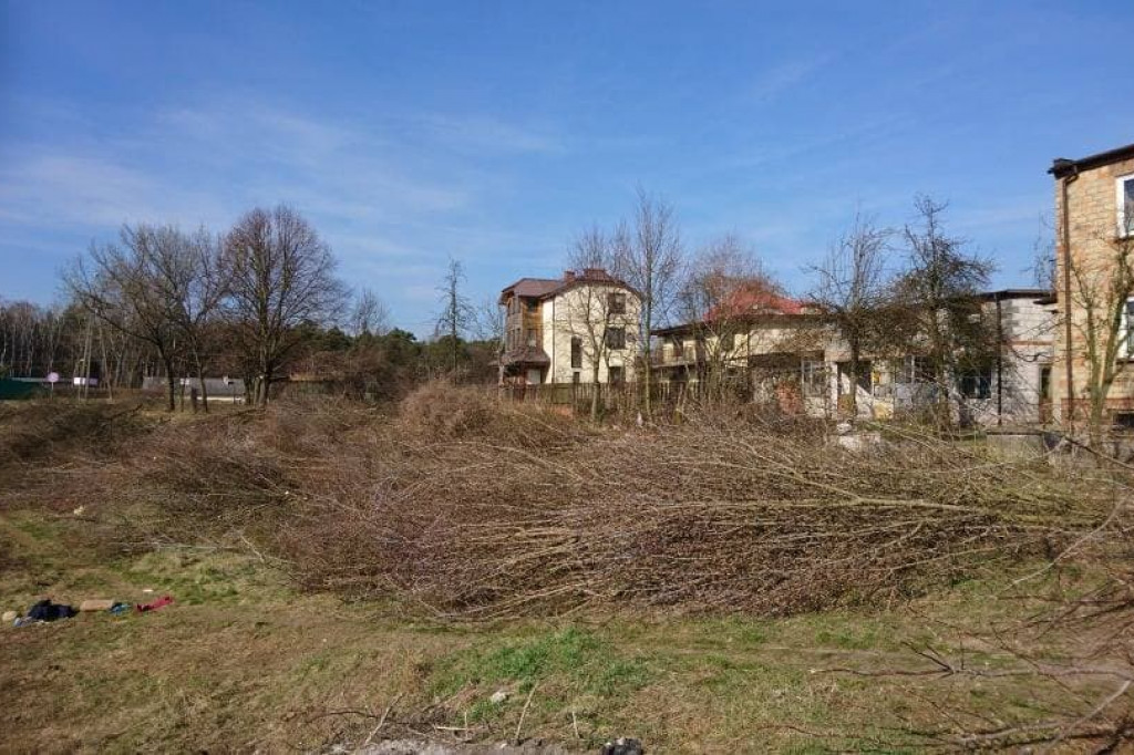Wcześniej zarośnięty i zaśmiecony. Teraz nabiera nowego wyglądu i staje się miejscem do spotkań mieszkańców. [zdjęcia]