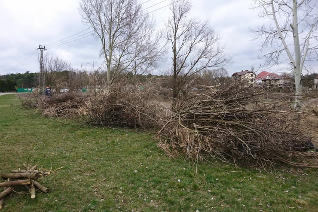 Wcześniej zarośnięty i zaśmiecony. Teraz nabiera nowego wyglądu i staje się miejscem do spotkań mieszkańców. [zdjęcia]