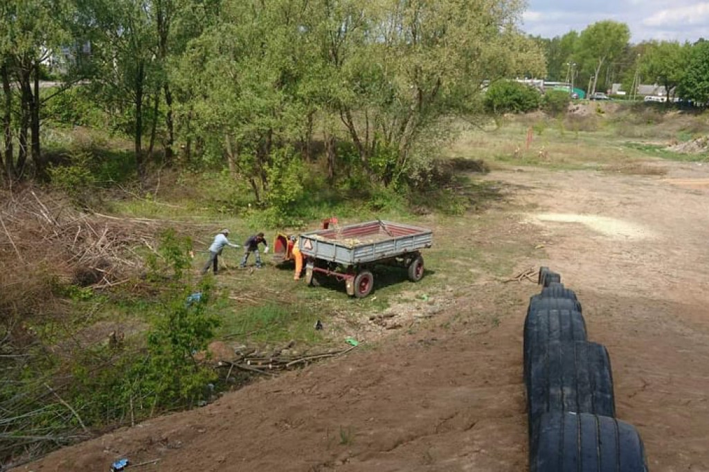 Wcześniej zarośnięty i zaśmiecony. Teraz nabiera nowego wyglądu i staje się miejscem do spotkań mieszkańców. [zdjęcia]