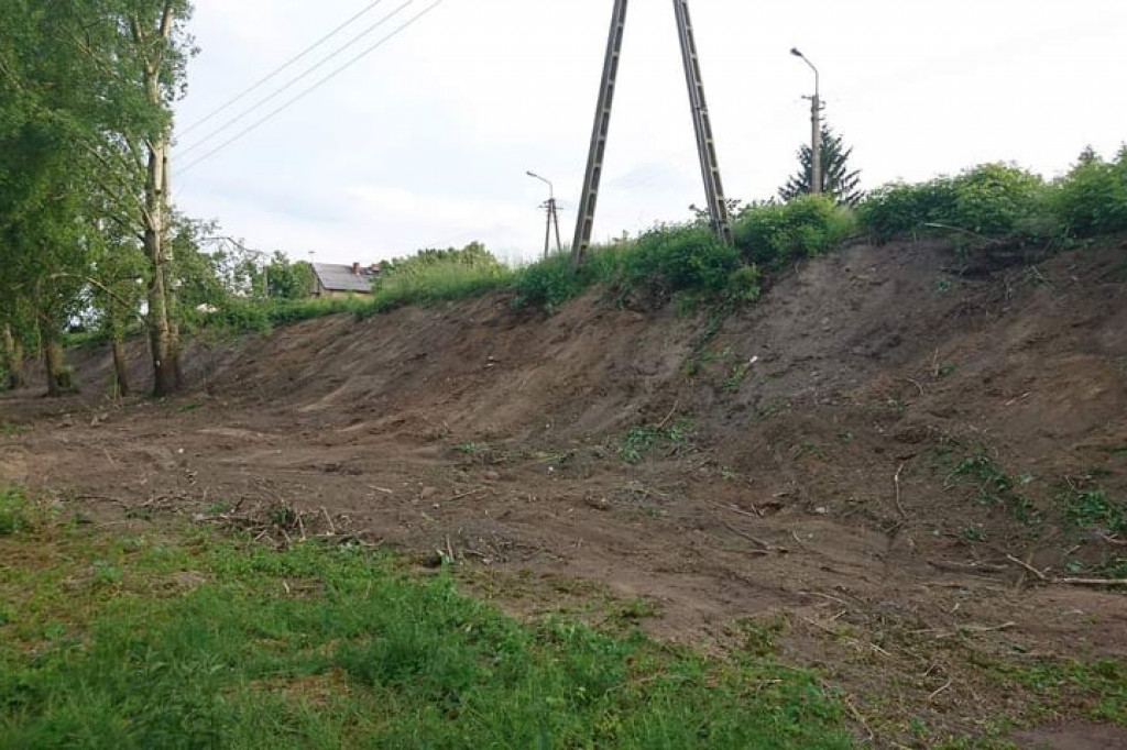 Wcześniej zarośnięty i zaśmiecony. Teraz nabiera nowego wyglądu i staje się miejscem do spotkań mieszkańców. [zdjęcia]