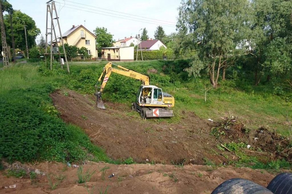 Wcześniej zarośnięty i zaśmiecony. Teraz nabiera nowego wyglądu i staje się miejscem do spotkań mieszkańców. [zdjęcia]