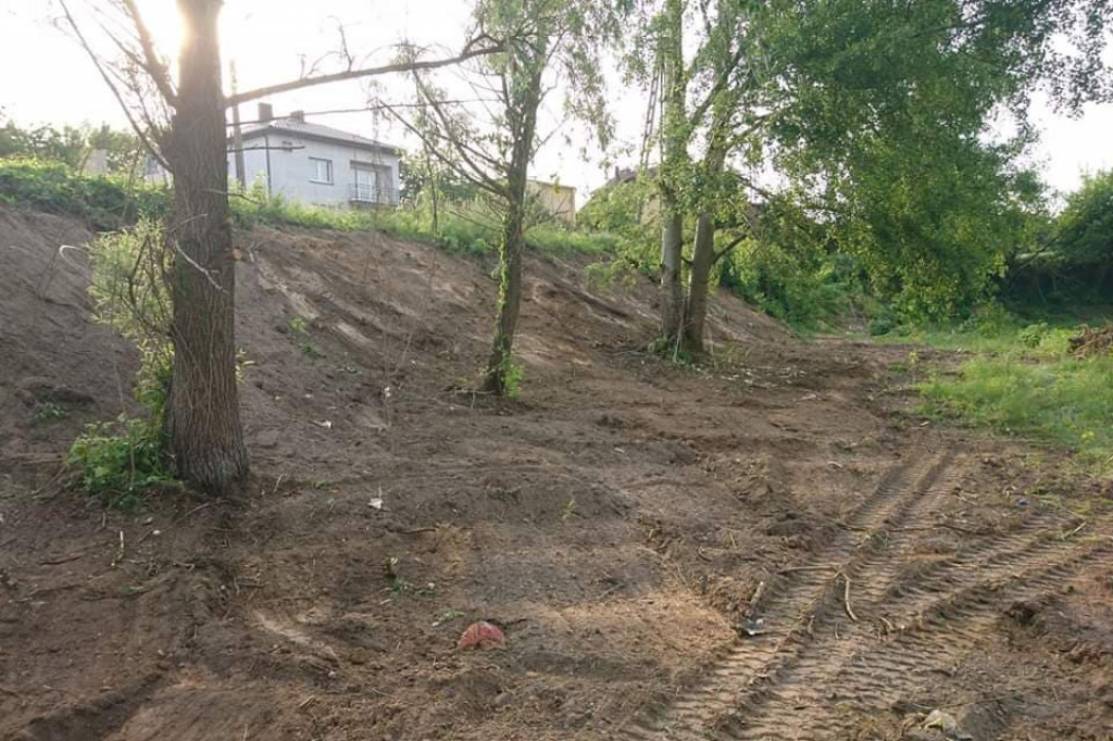 Wcześniej zarośnięty i zaśmiecony. Teraz nabiera nowego wyglądu i staje się miejscem do spotkań mieszkańców. [zdjęcia]