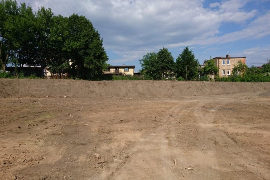 Wcześniej zarośnięty i zaśmiecony. Teraz nabiera nowego wyglądu i staje się miejscem do spotkań mieszkańców. [zdjęcia]