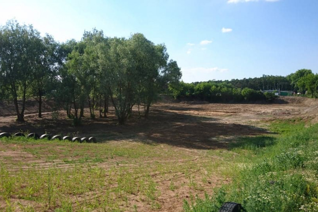 Wcześniej zarośnięty i zaśmiecony. Teraz nabiera nowego wyglądu i staje się miejscem do spotkań mieszkańców. [zdjęcia]