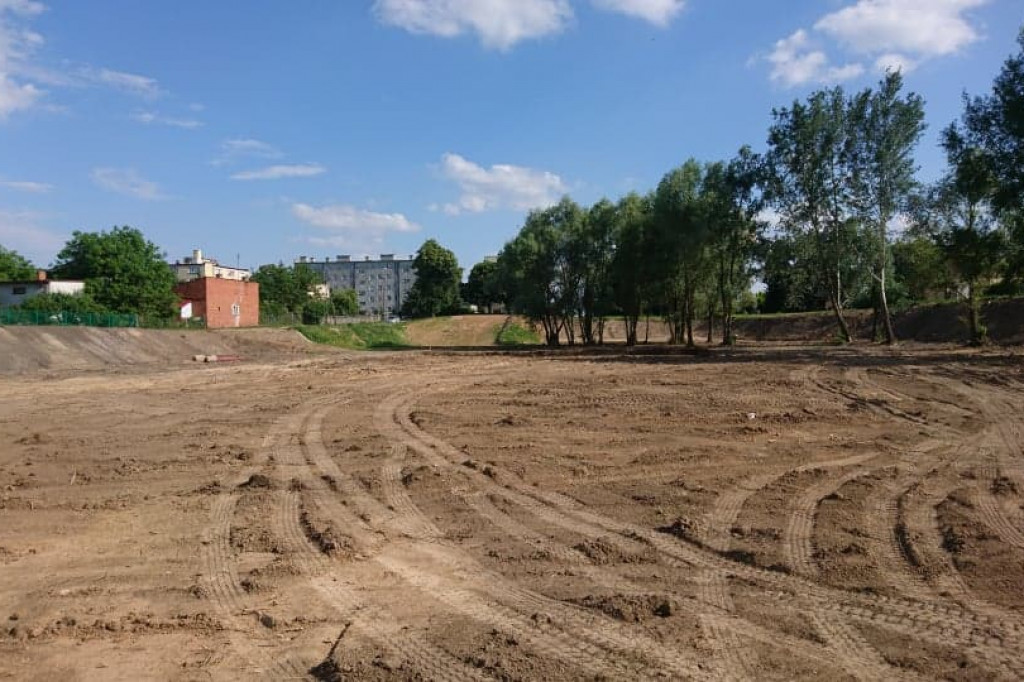 Wcześniej zarośnięty i zaśmiecony. Teraz nabiera nowego wyglądu i staje się miejscem do spotkań mieszkańców. [zdjęcia]