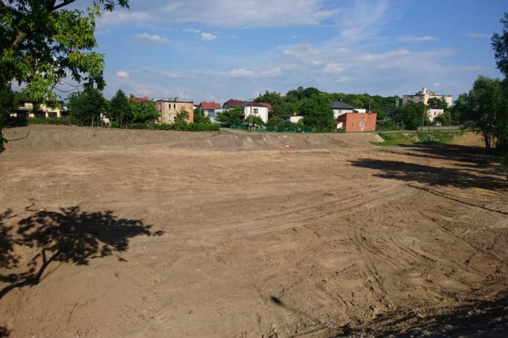 Wcześniej zarośnięty i zaśmiecony. Teraz nabiera nowego wyglądu i staje się miejscem do spotkań mieszkańców. [zdjęcia]