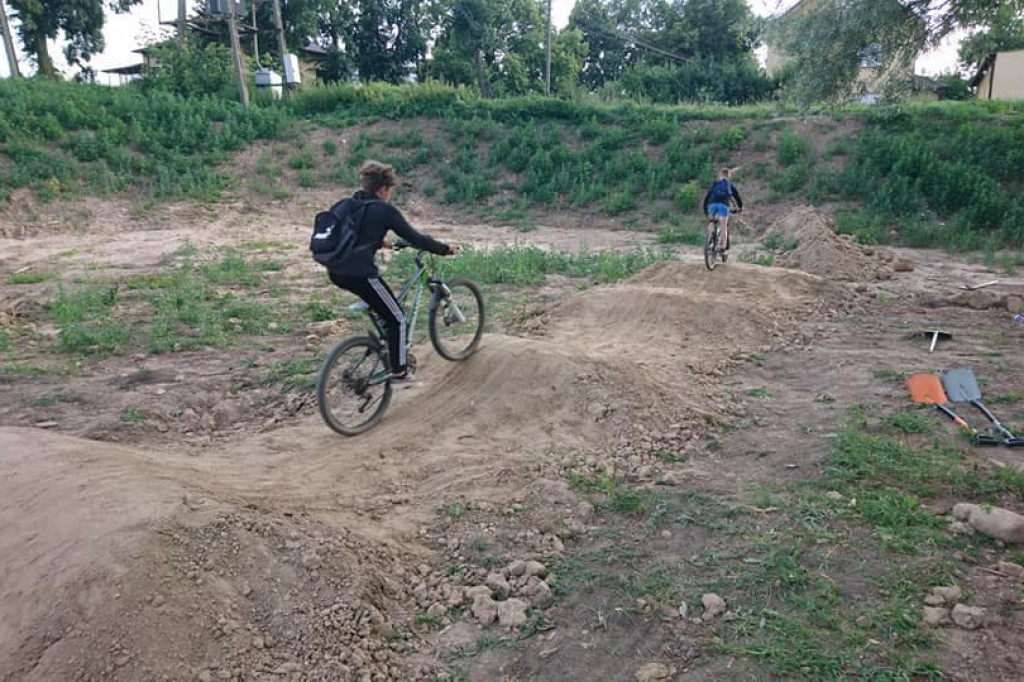 Wcześniej zarośnięty i zaśmiecony. Teraz nabiera nowego wyglądu i staje się miejscem do spotkań mieszkańców. [zdjęcia]