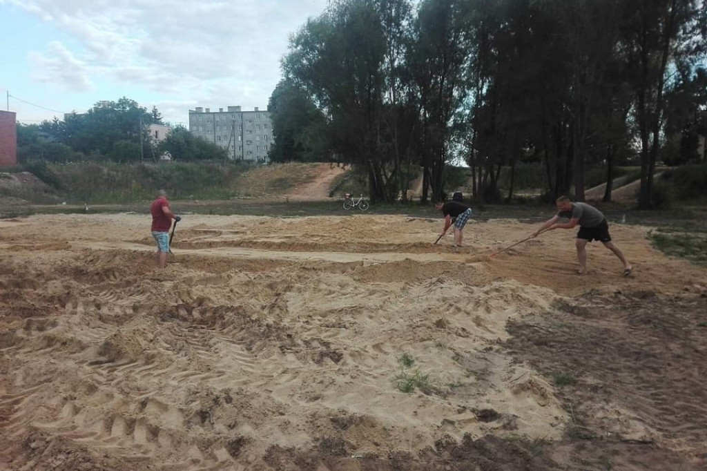 Wcześniej zarośnięty i zaśmiecony. Teraz nabiera nowego wyglądu i staje się miejscem do spotkań mieszkańców. [zdjęcia]