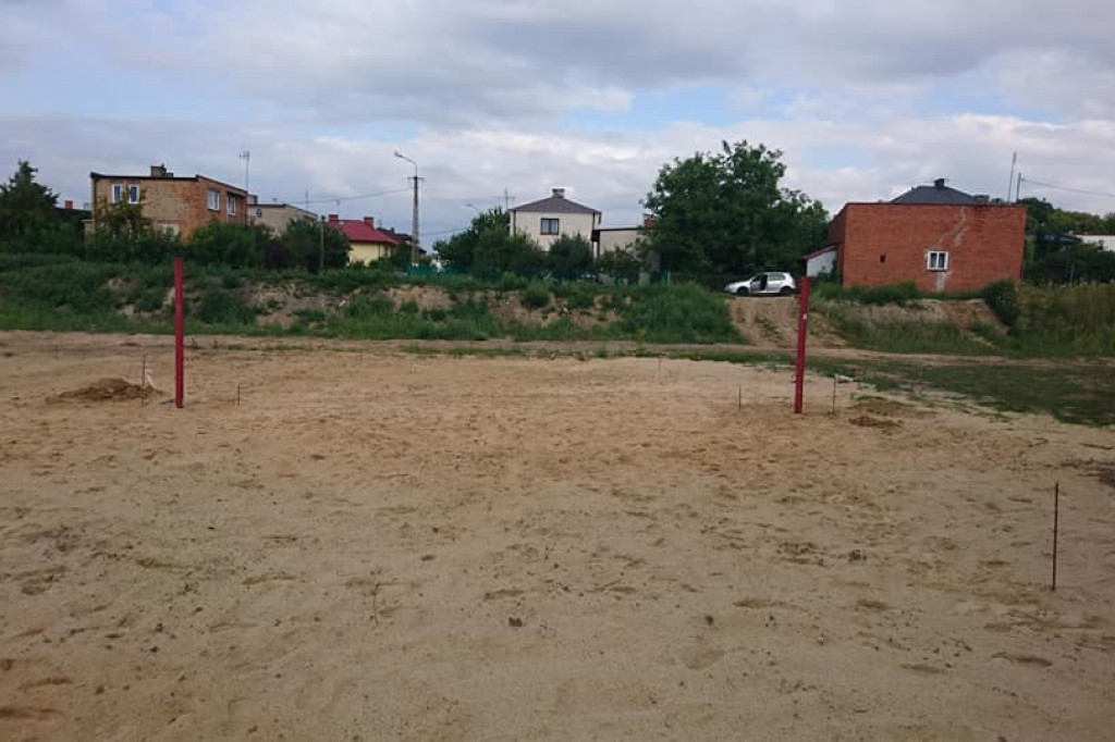 Wcześniej zarośnięty i zaśmiecony. Teraz nabiera nowego wyglądu i staje się miejscem do spotkań mieszkańców. [zdjęcia]