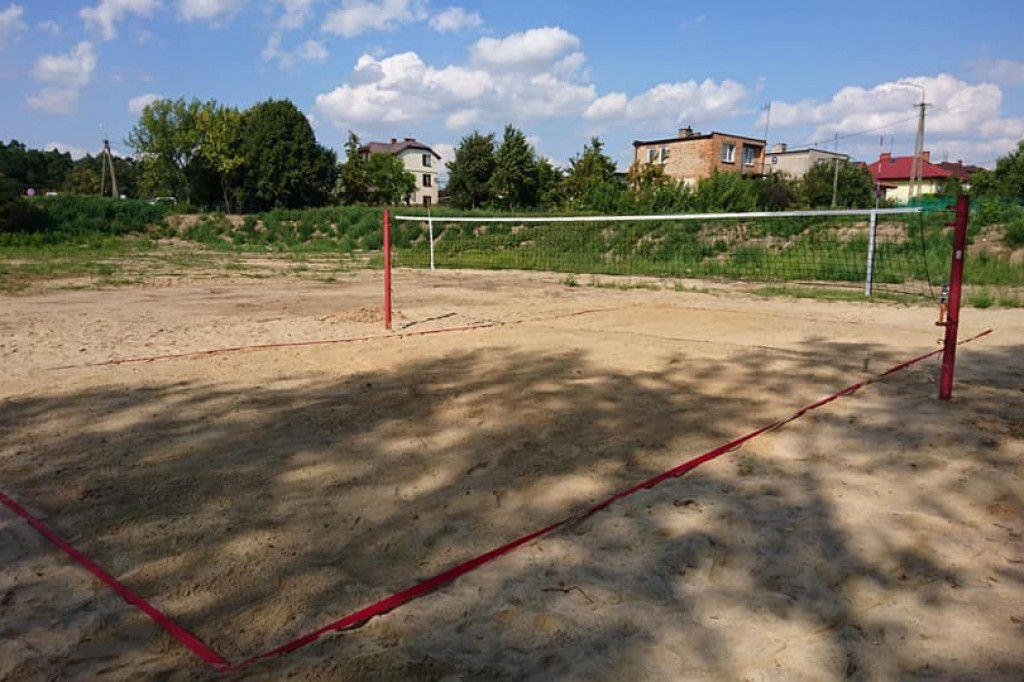 Wcześniej zarośnięty i zaśmiecony. Teraz nabiera nowego wyglądu i staje się miejscem do spotkań mieszkańców. [zdjęcia]