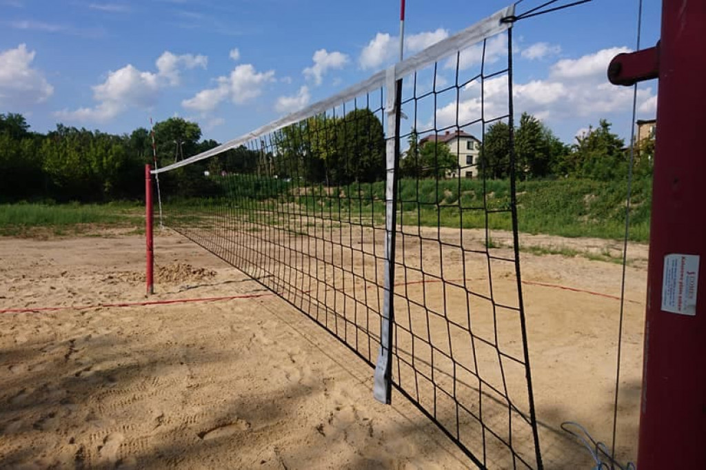 Wcześniej zarośnięty i zaśmiecony. Teraz nabiera nowego wyglądu i staje się miejscem do spotkań mieszkańców. [zdjęcia]