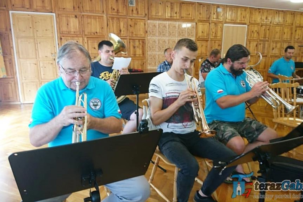 Orkiestra z Gąbina ćwiczyła i koncertowała nad morzem. [zdjęcia]
