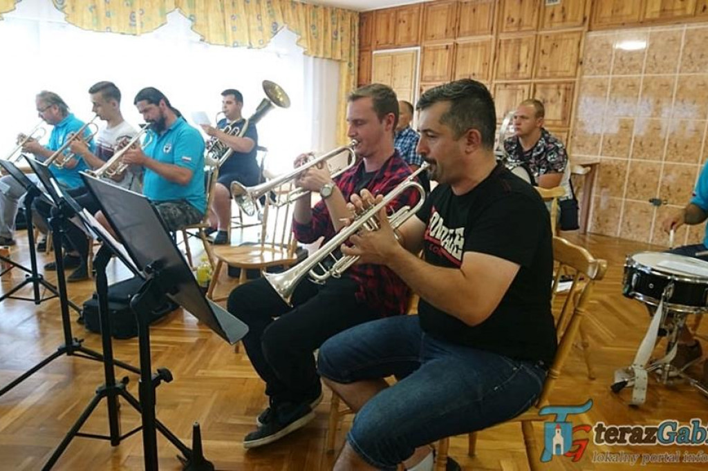 Orkiestra z Gąbina ćwiczyła i koncertowała nad morzem. [zdjęcia]
