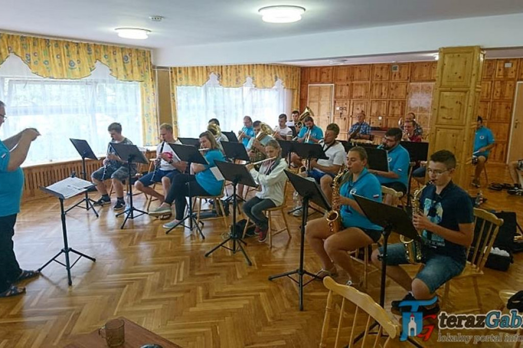 Orkiestra z Gąbina ćwiczyła i koncertowała nad morzem. [zdjęcia]