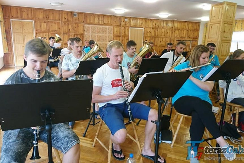 Orkiestra z Gąbina ćwiczyła i koncertowała nad morzem. [zdjęcia]