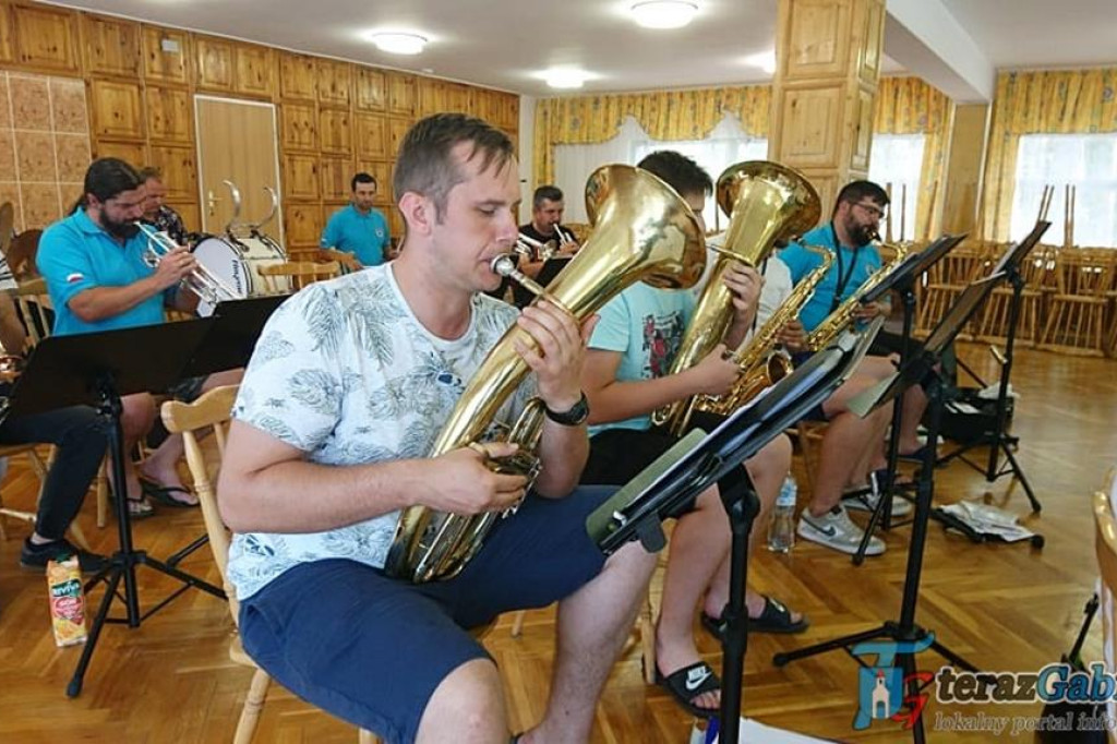 Orkiestra z Gąbina ćwiczyła i koncertowała nad morzem. [zdjęcia]
