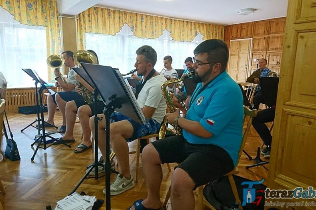 Orkiestra z Gąbina ćwiczyła i koncertowała nad morzem. [zdjęcia]