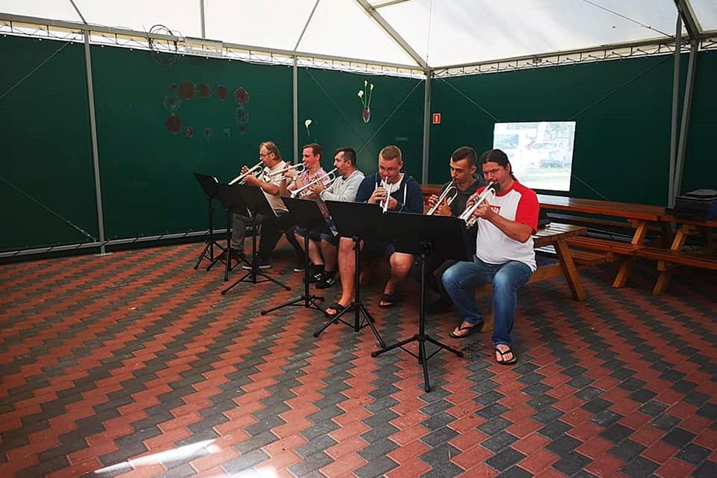 Orkiestra z Gąbina ćwiczyła i koncertowała nad morzem. [zdjęcia]