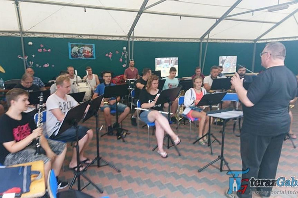 Orkiestra z Gąbina ćwiczyła i koncertowała nad morzem. [zdjęcia]