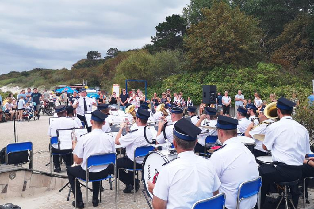 Orkiestra z Gąbina ćwiczyła i koncertowała nad morzem. [zdjęcia]