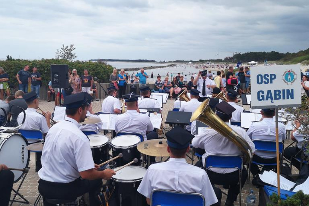Orkiestra z Gąbina ćwiczyła i koncertowała nad morzem. [zdjęcia]