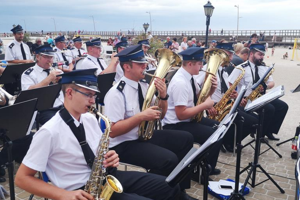 Orkiestra z Gąbina ćwiczyła i koncertowała nad morzem. [zdjęcia]