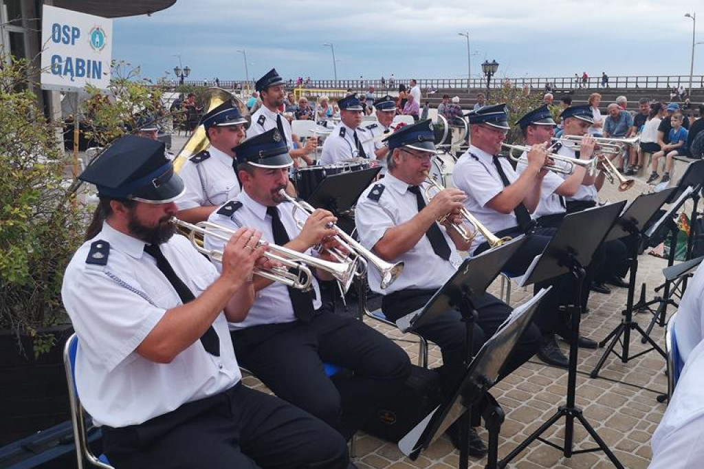 Orkiestra z Gąbina ćwiczyła i koncertowała nad morzem. [zdjęcia]
