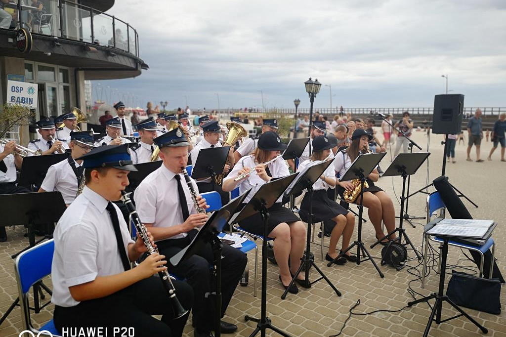 Orkiestra z Gąbina ćwiczyła i koncertowała nad morzem. [zdjęcia]
