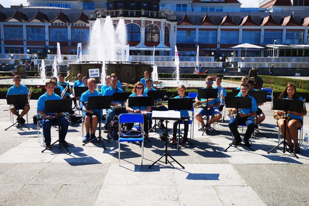Orkiestra z Gąbina ćwiczyła i koncertowała nad morzem. [zdjęcia]