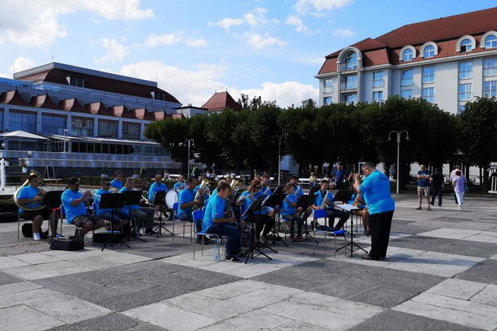 Orkiestra z Gąbina ćwiczyła i koncertowała nad morzem. [zdjęcia]