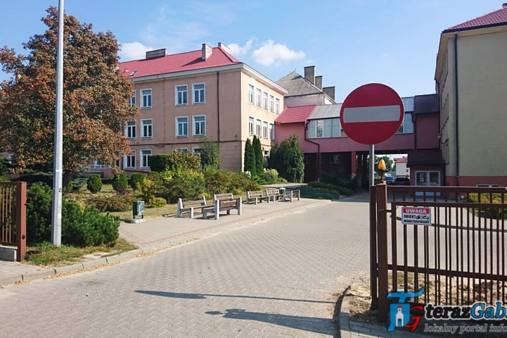 Zmiana organizacji ruchu na terenie kompleksu szkolnego w Gąbinie.