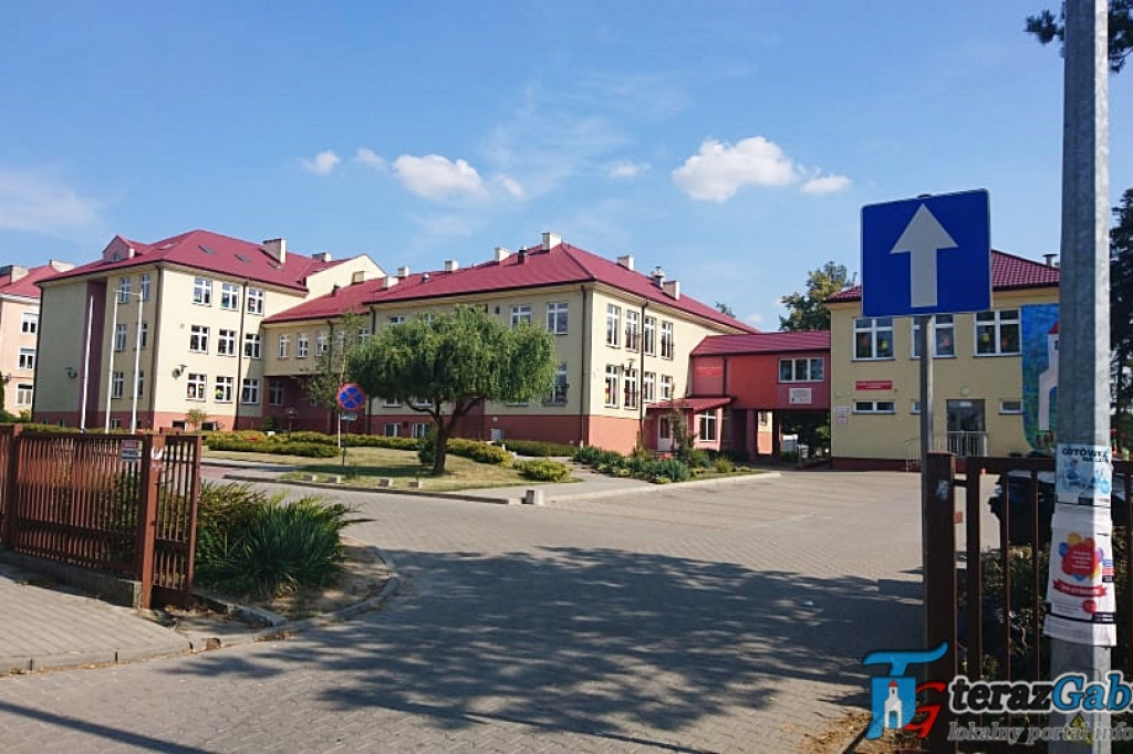 Zmiana organizacji ruchu na terenie kompleksu szkolnego w Gąbinie.