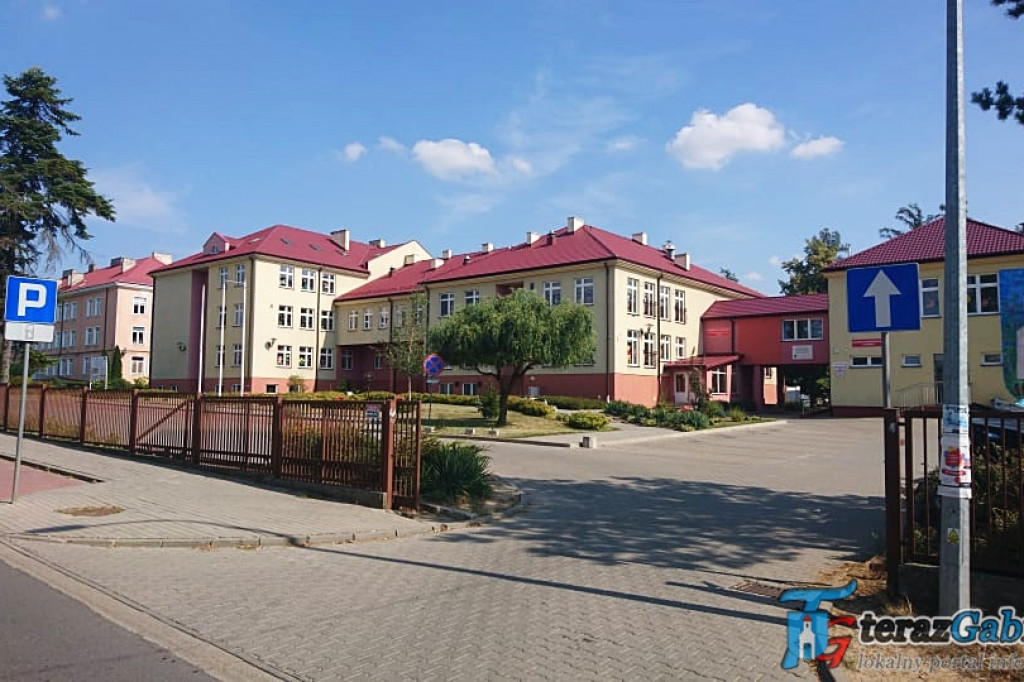 Zmiana organizacji ruchu na terenie kompleksu szkolnego w Gąbinie.