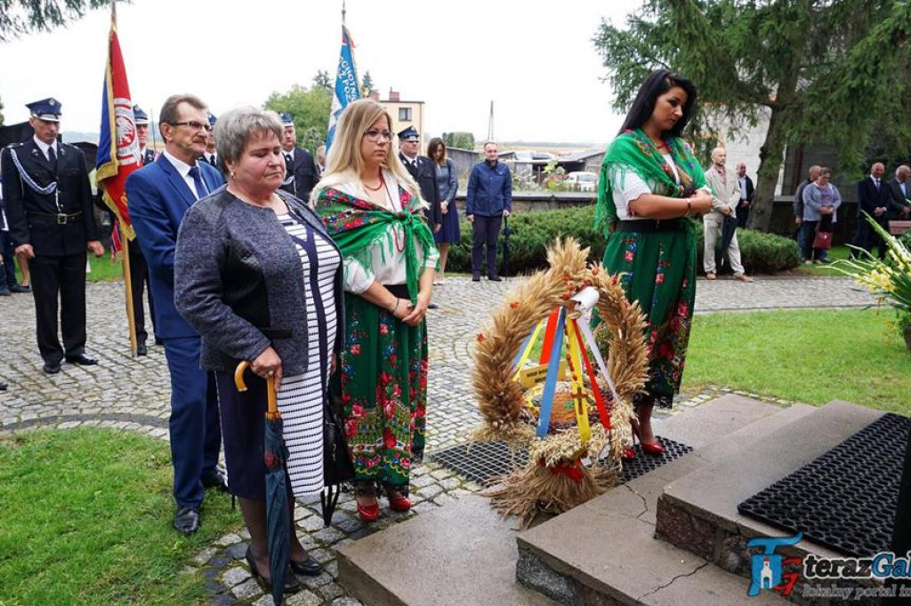 Dożynki w Troszynie odbyły się po raz drugi. Parafia dziękowała za zebrane plony. [zdjęcia]