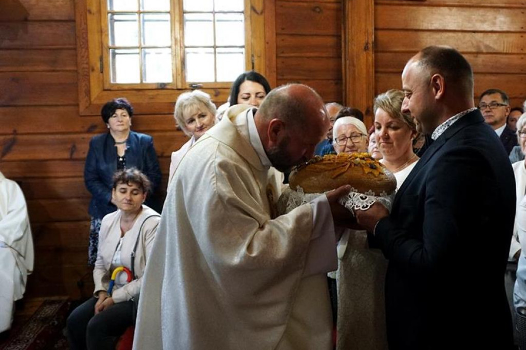 Dożynki w Troszynie odbyły się po raz drugi. Parafia dziękowała za zebrane plony. [zdjęcia]