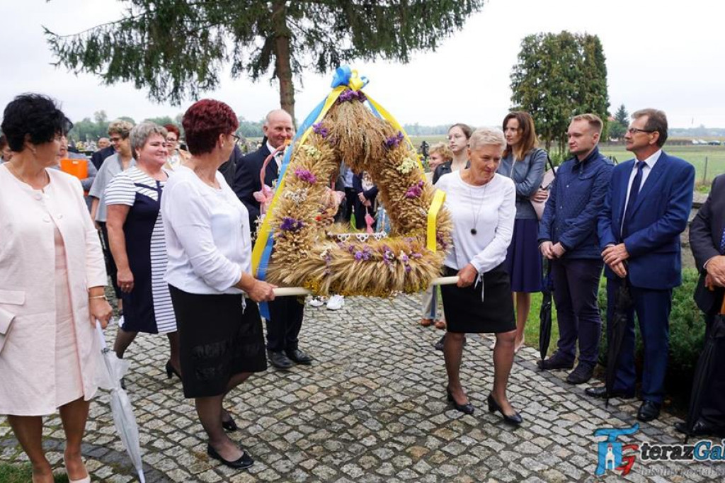 Dożynki w Troszynie odbyły się po raz drugi. Parafia dziękowała za zebrane plony. [zdjęcia]