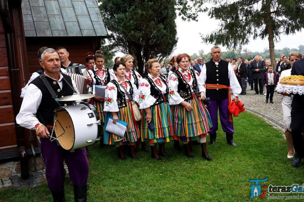 Dożynki w Troszynie odbyły się po raz drugi. Parafia dziękowała za zebrane plony. [zdjęcia]