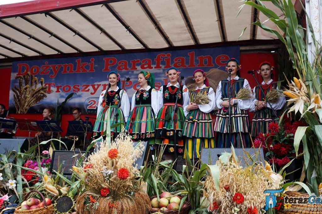 Dożynki w Troszynie odbyły się po raz drugi. Parafia dziękowała za zebrane plony. [zdjęcia]