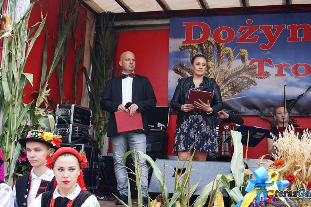 Dożynki w Troszynie odbyły się po raz drugi. Parafia dziękowała za zebrane plony. [zdjęcia]