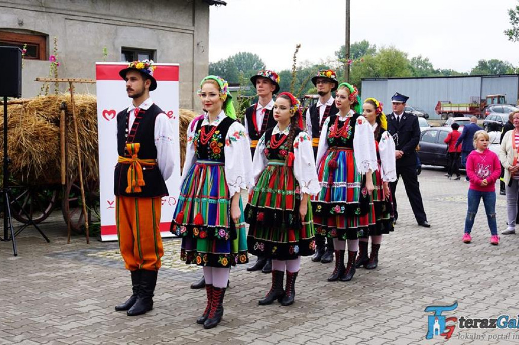 Dożynki w Troszynie odbyły się po raz drugi. Parafia dziękowała za zebrane plony. [zdjęcia]