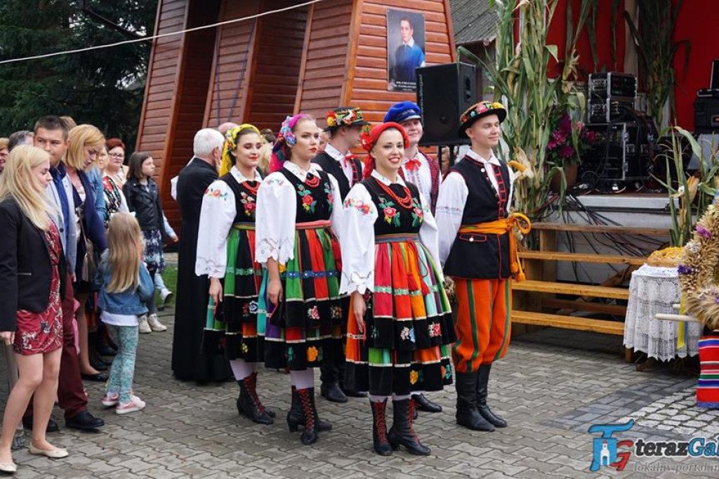 Dożynki w Troszynie odbyły się po raz drugi. Parafia dziękowała za zebrane plony. [zdjęcia]