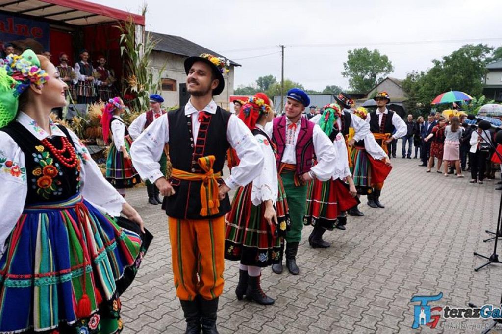 Dożynki w Troszynie odbyły się po raz drugi. Parafia dziękowała za zebrane plony. [zdjęcia]