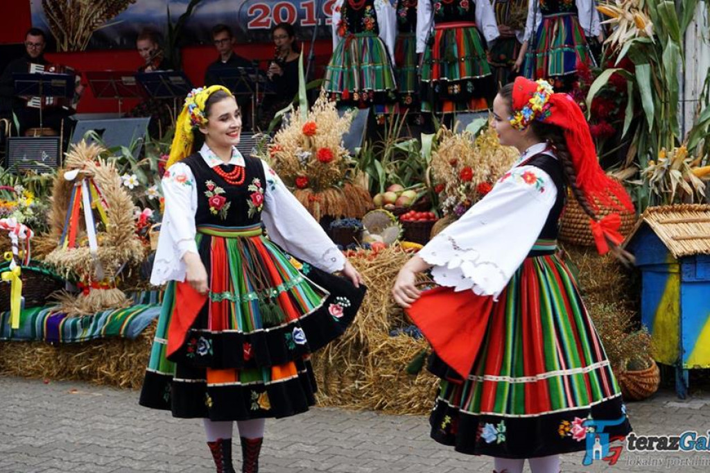 Dożynki w Troszynie odbyły się po raz drugi. Parafia dziękowała za zebrane plony. [zdjęcia]