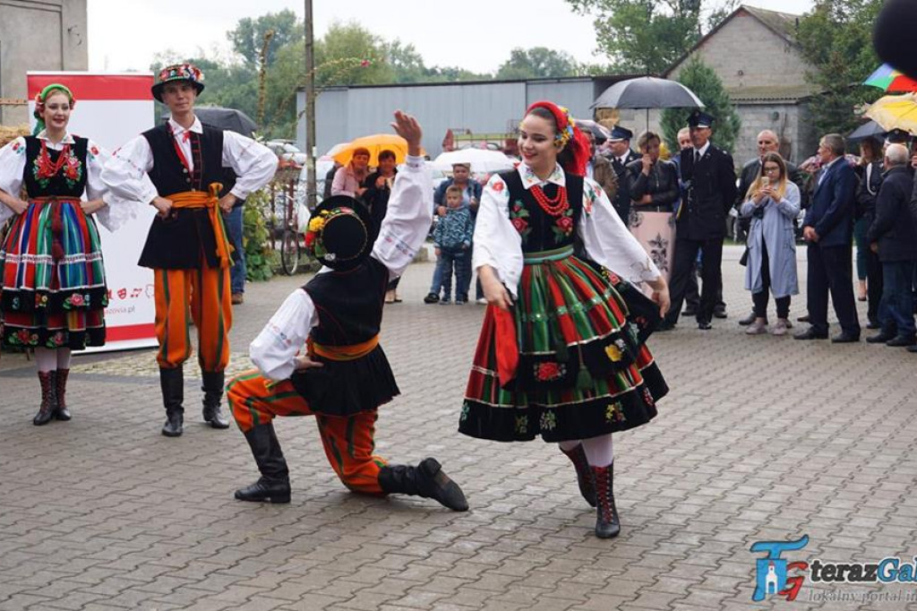 Dożynki w Troszynie odbyły się po raz drugi. Parafia dziękowała za zebrane plony. [zdjęcia]