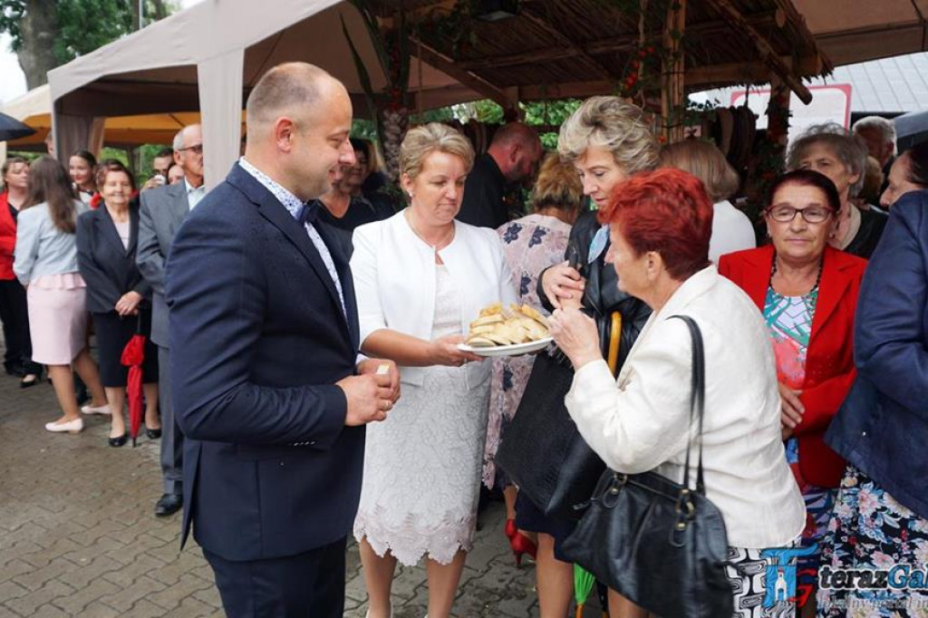 Dożynki w Troszynie odbyły się po raz drugi. Parafia dziękowała za zebrane plony. [zdjęcia]